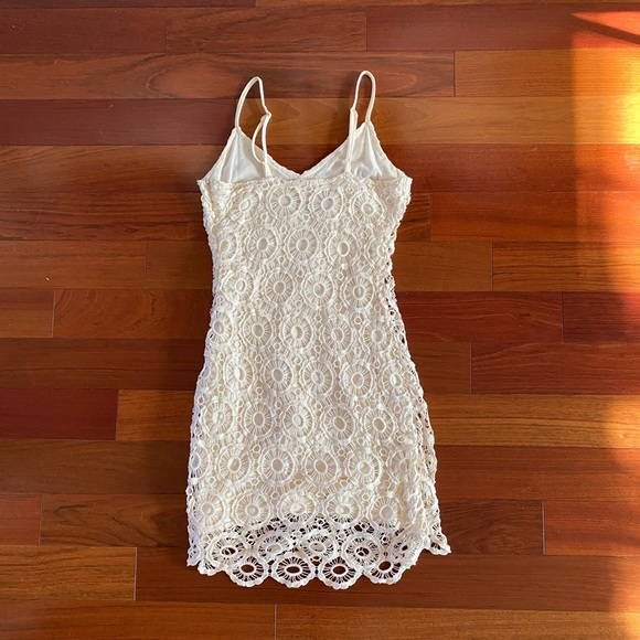 White dress - Picture 3 of 3